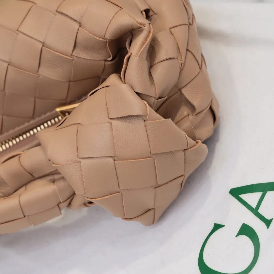 Batch 1120 Bv early spring series new product Mini Jodie 💙The new method is to round the corners on the original basis, and knot the round hobo bag with classic woven leather. The most iconic triangular pull-out design, using sheepskin draped soft shape, is super suitable for concave shapes ~ Jodie feels really gentle to people, it is definitely the best item for daily matching, unchanged weaving, new element twists, small and versatile, the new favorite of street style Internet celebrities, size 23x28x8 (6699-1)